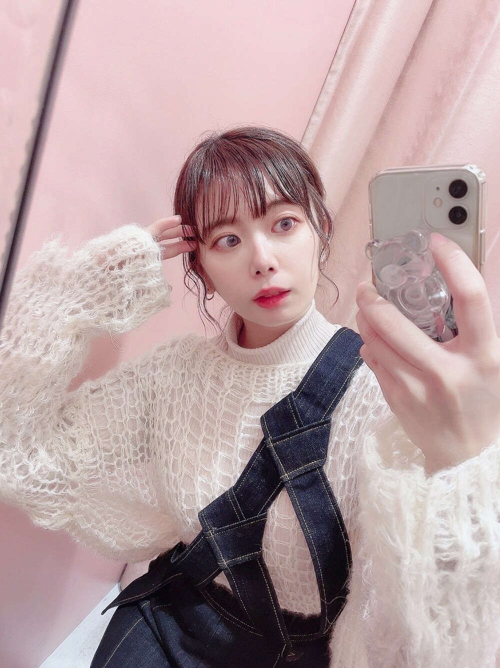 「カジュアル、lilLilly、リルリリー、白ニット、手編み、ルーズニット、デニムスカート」｜「lilLillyのラメリブニットトップス（ニット/セーター、ベージュ系）」を使った、mayuさん（レディース・160cm）の冬コーディネートの1枚目の写真