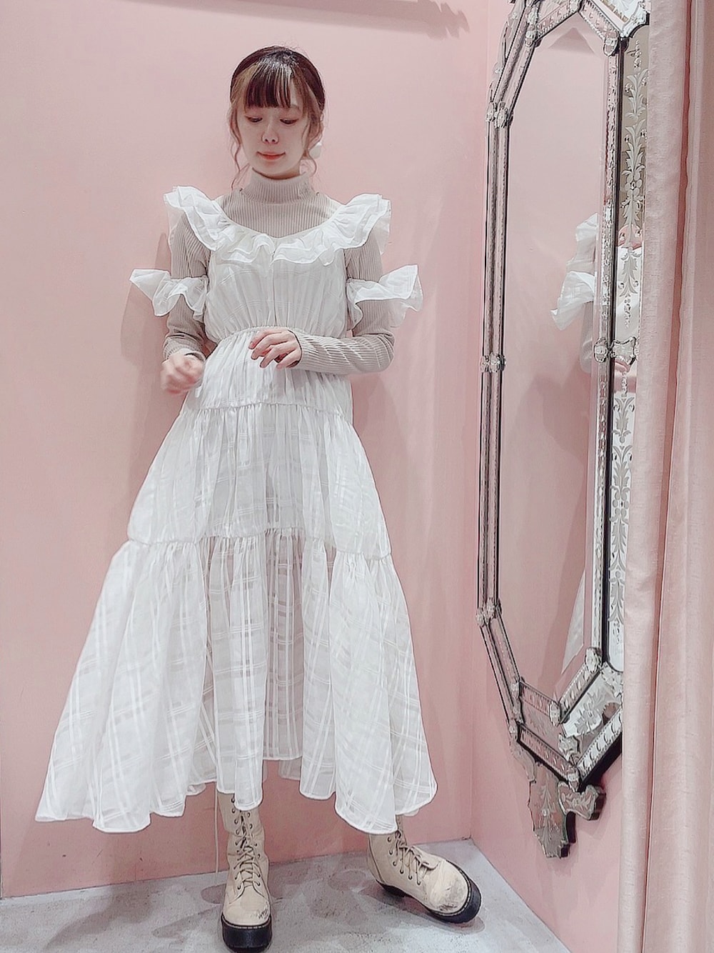 「lilLilly、リルリリー、pain、ワンピース、シロワンピ、オーガンジー」｜「PAINのオーガンジーエプロンワンピース【2way着用】（ワンピース、ホワイト系）」を使った、mayuさん（レディース・160cm）の冬コーディネートの1枚目の写真