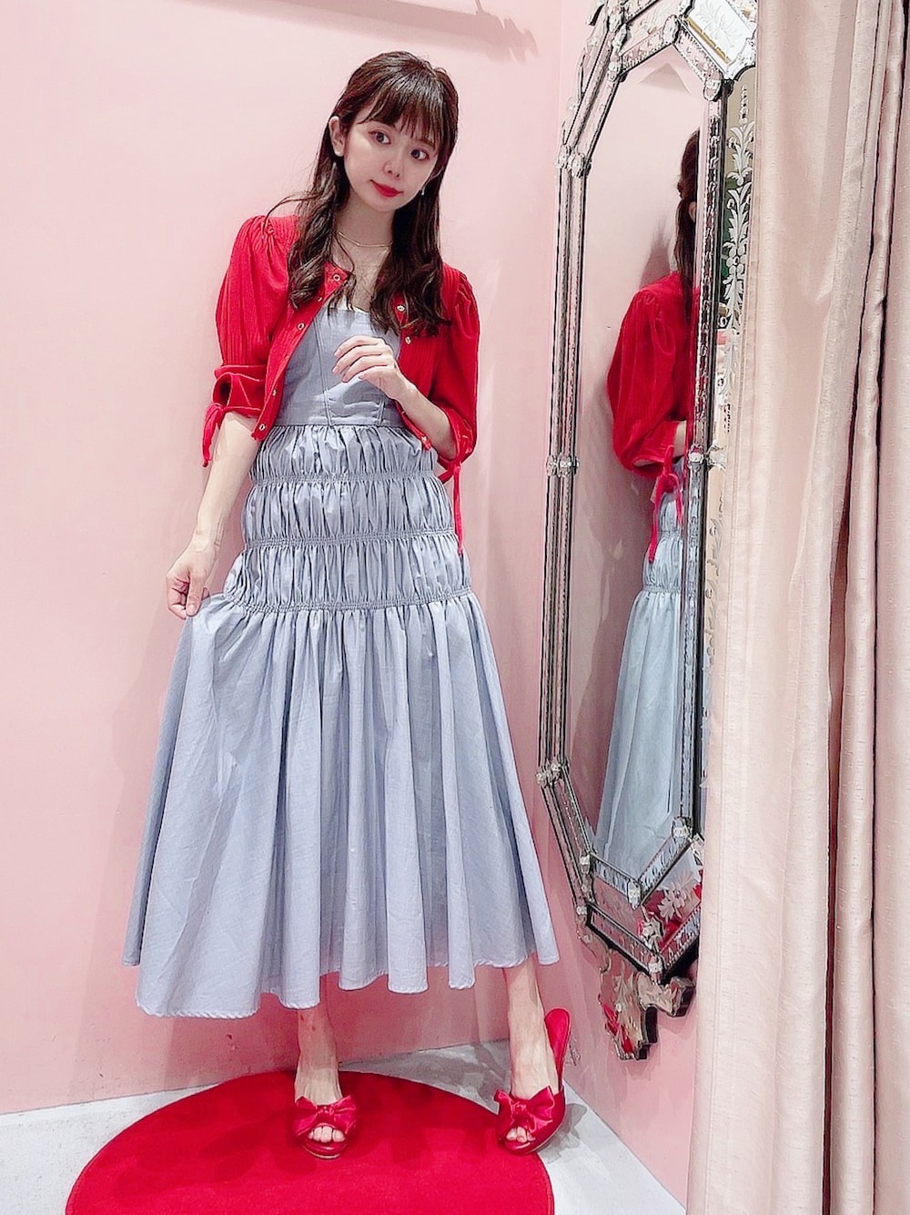 「lilLilly、リルリリー、pain、着回しコーデ、ダンガリーワンピース、デニムワンピース、キャミワンピ、カーティガン、red、ミュール、リボンミュール、キャミワンピース、カーディガン」｜「lilLillyのマルチリボンカーディガン（カーディガン/ボレロ、レッド系）」を使った、mayuさん（レディース・160cm）の夏コーディネートの1枚目の写真