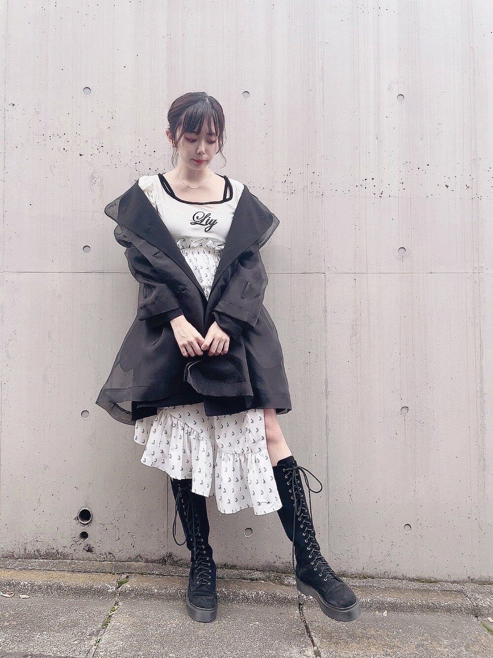 「lilLilly、リルリリー、モノトーン、モノトーンコーデ、トレンチコート、ミニトレンチ、ベロアトップス」｜「lilLillyのバックオープンベロアトップス（Tシャツ/カットソー、ホワイト系）」を使った、mayuさん（レディース・160cm）の秋コーディネートの1枚目の写真