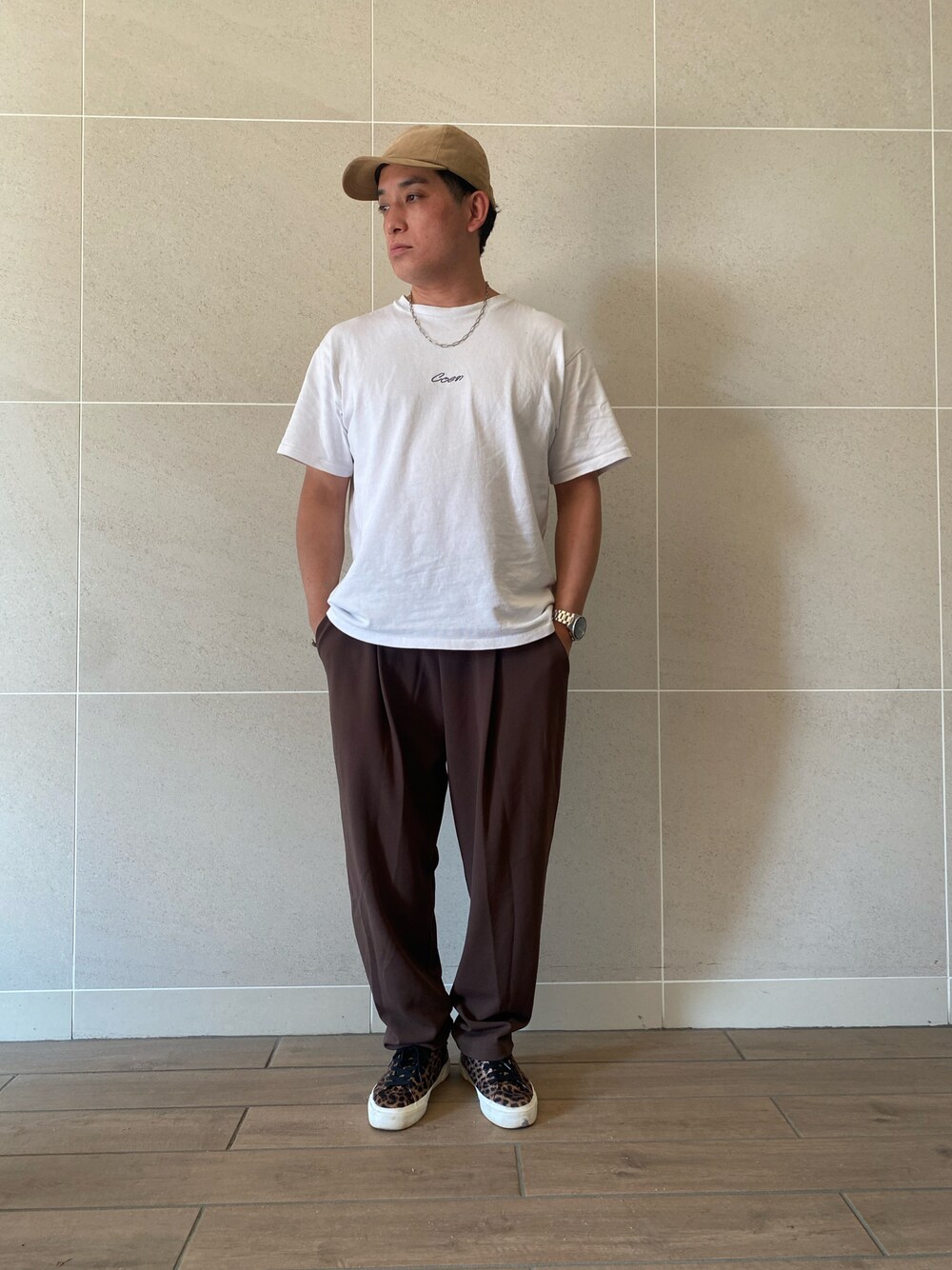 「ごきげんウィーク、シンプル、オトナカジュアル、カジュアルコーデ、大人コーデ、白Tシャツ、夏、スニーカーコーデ、ブラウン、休日コーデ、キャップ、ロゴT、ひょう柄、オーバーサイズ、ベージュ」｜「coenのコーエンロゴ刺繍Tシャツ（Tシャツ/カットソー、ホワイト系）」を使った、Takashi.e.rさん（メンズ・165cm）の春コーディネートの1枚目の写真