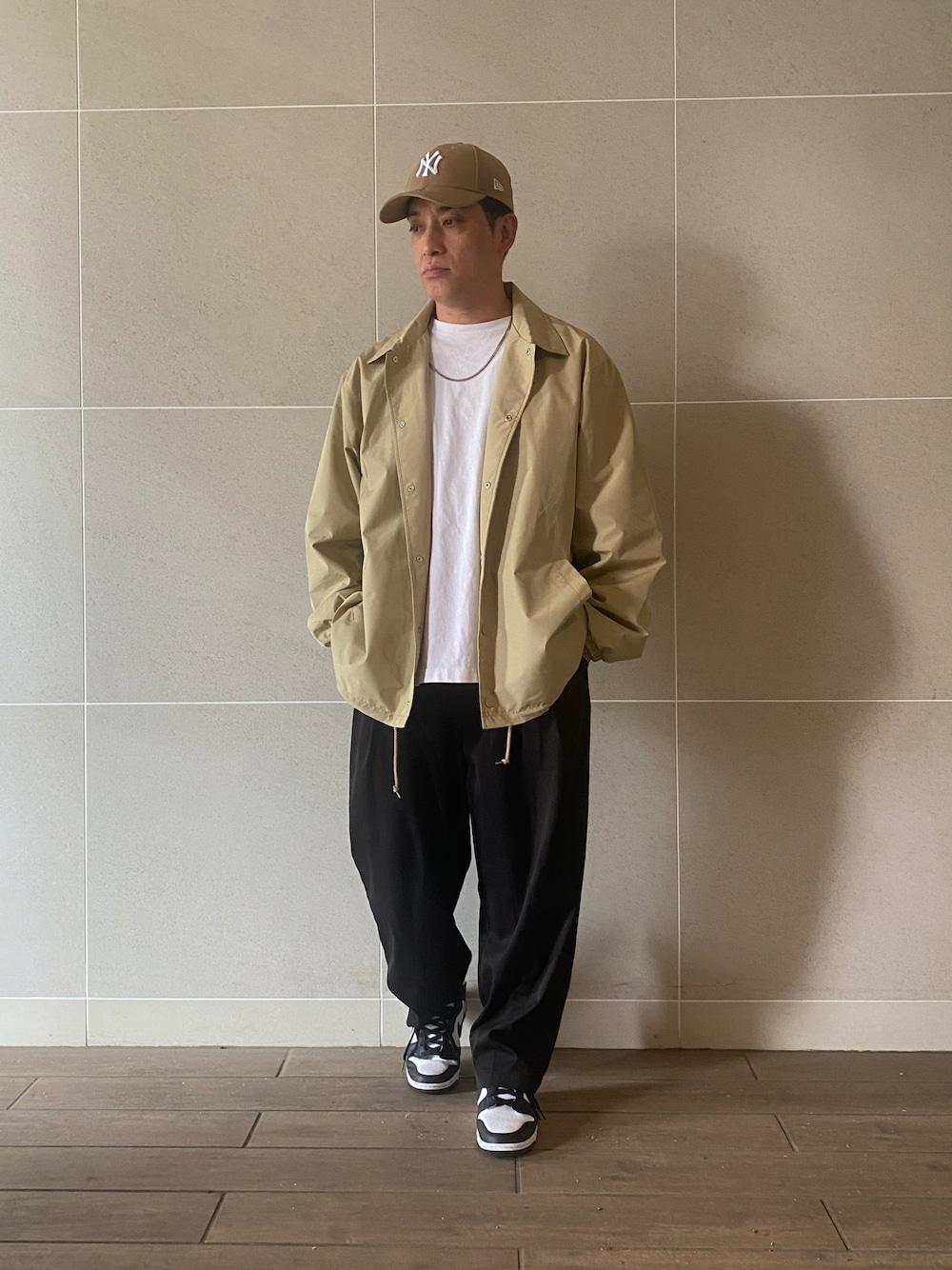 「キャップ、NEW ERA、コーチジャケット、ナイロンジャケット、ワイドパンツ、オーバーサイズ、ビッグシルエット、スニーカー、ナイキ、NIKE、シンプル、ストリート、スニーカーコーデ、春、カジュアル」｜「NEW ERAのニューエラ ベースボールキャップ 帽子 MLB 9FORTY（キャップ、ベージュ系）」を使った、Takashi.e.rさん（メンズ・165cm）の春コーディネートの1枚目の写真
