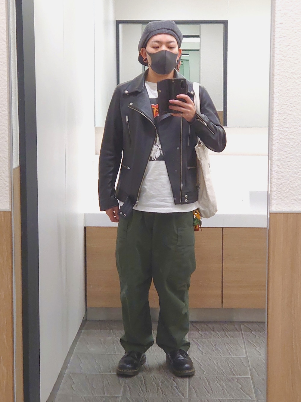 「秋コーデ、秋冬コーデ、ootd、ラフ、革靴、ライダース、キャスケット、カーゴパンツ、マーチン、ドクターマーチン」｜「FREAK'S STOREのWEB限定 KINGS POINT×FREAK'S STORE/キングスポイント 別注 ミリタリー トレーニング カーゴパンツ/セットアップ対応（カーゴパンツ、グリーン系）」を使った、NiNe さん（メンズ・172cm）の秋コーディネートの1枚目の写真