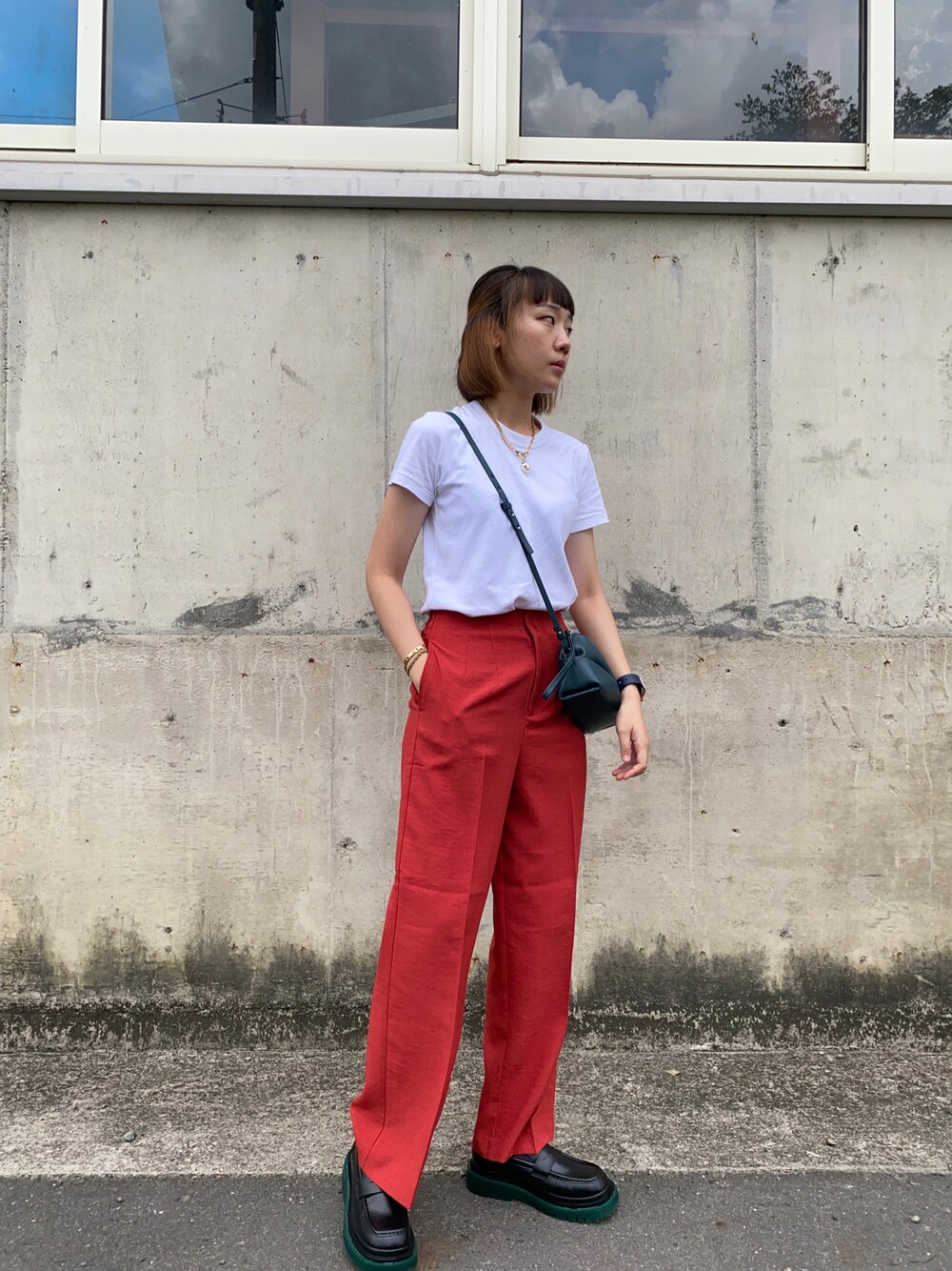 ホワイト系のTシャツ/カットソー、グリーン系のショルダーバッグ、ブラック系のローファーを着用したレディースの夏コーディネートの1枚目の写真