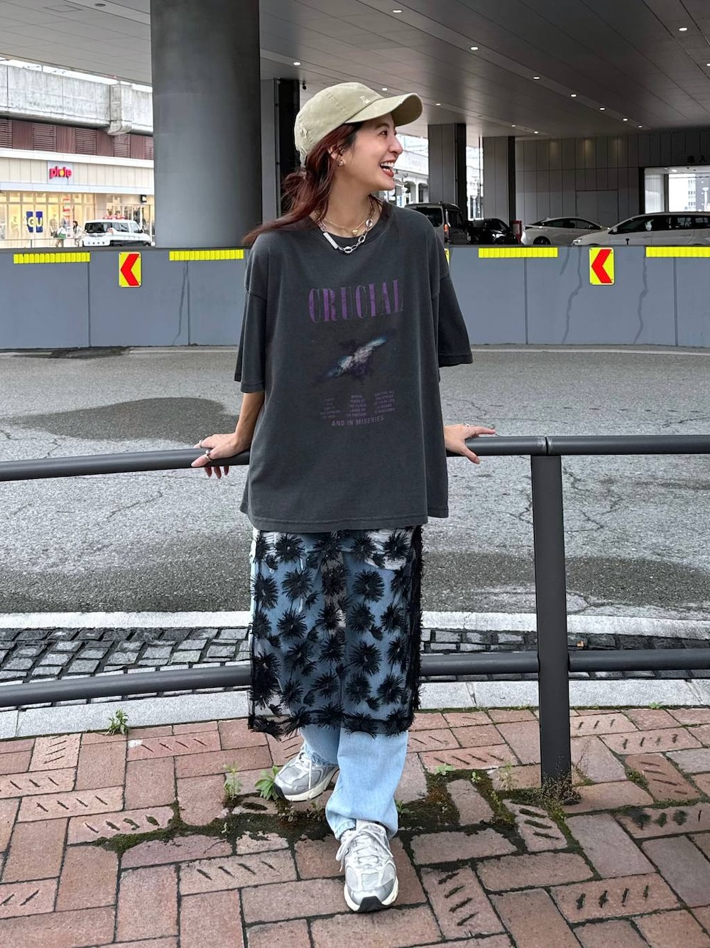 「テーマパーク、レイヤードスタイル、カジュアル、着痩せ・細見え、オーバーサイズ、デート/ロマンティック、女子会、女子ウケ、ゆったり、ストリート、メガネ、スニーカー、キャップ、夏コーデ、Tシャツ」｜「JEANASISのウォッシュドクラッシュCAP/110740（キャップ、ベージュ系）」を使った、AIKAさん（レディース・159cm）の夏コーディネートの1枚目の写真