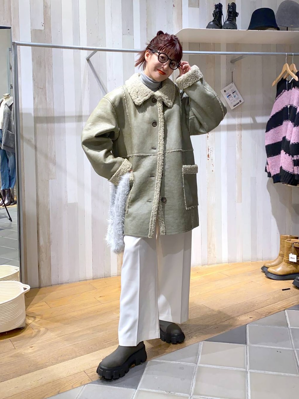 「メガネ、スニーカー、カジュアル、着痩せ・細見え、オーバーサイズ、テーマパーク、デート/ロマンティック、女子会、女子ウケ、ゆったり、ストリート、ジーナシスト_JEANASIS、JEANASIS、アウター、コート」｜「JEANASISのラグソールミドルブーツ/971032（ブーツ、グリーン系）」を使った、AIKAさん（レディース・159cm）の秋コーディネートの1枚目の写真