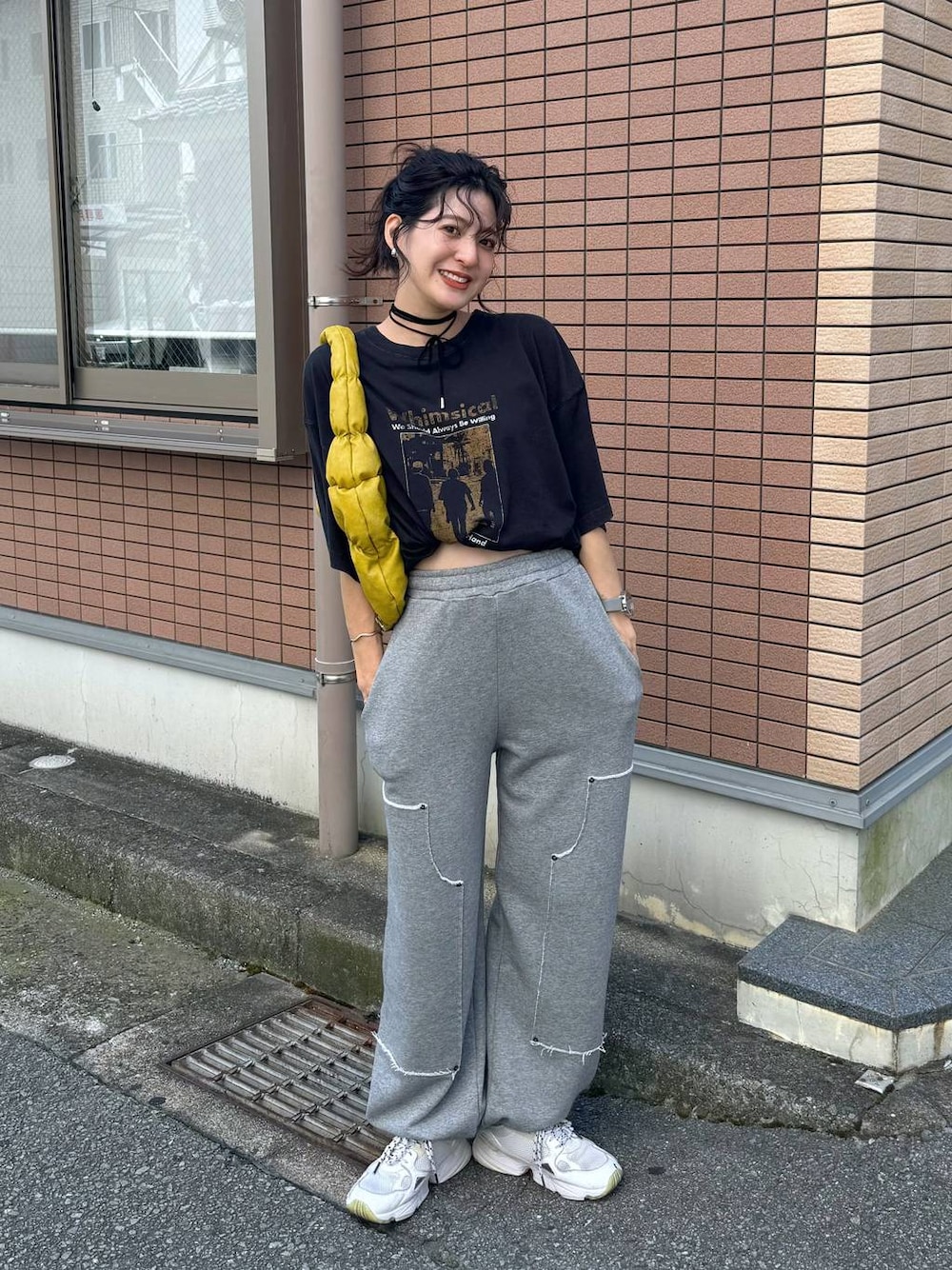 「カジュアル、着痩せ・細見え、オーバーサイズ、テーマパーク、デート/ロマンティック、女子会、女子ウケ、ゆったり、ストリート、夏コーデ、Tシャツ、楽ちんコーデ、スウェットパンツ、メガネ、スニーカー」｜「JEANASISのZIPギャザームーンBAG/130002（ハンドバッグ、イエロー系）」を使った、AIKAさん（レディース・159cm）の夏コーディネートの1枚目の写真