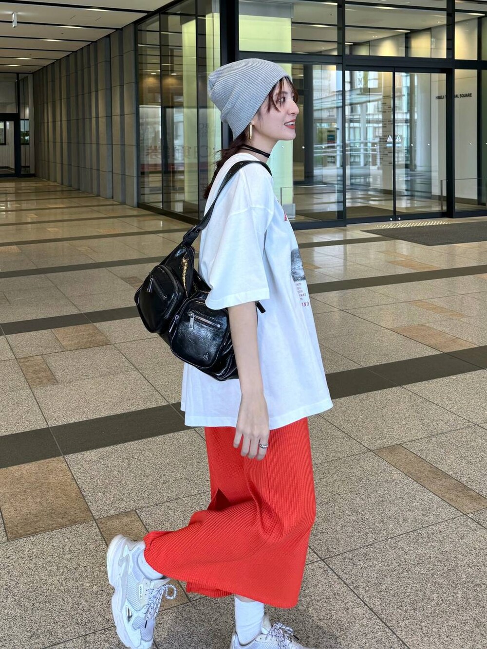 「カジュアル、着痩せ・細見え、オーバーサイズ、テーマパーク、デート/ロマンティック、女子会、女子ウケ、ゆったり、ストリート、メガネ、スニーカー、ジーナシスト_JEANASIS、楽ちんコーデ、ニット帽、Tシャツ」｜「JEANASISのWポケットショルダーBAG/113222（ショルダーバッグ、ブラック系）」を使った、AIKAさん（レディース・159cm）の夏コーディネートの1枚目の写真