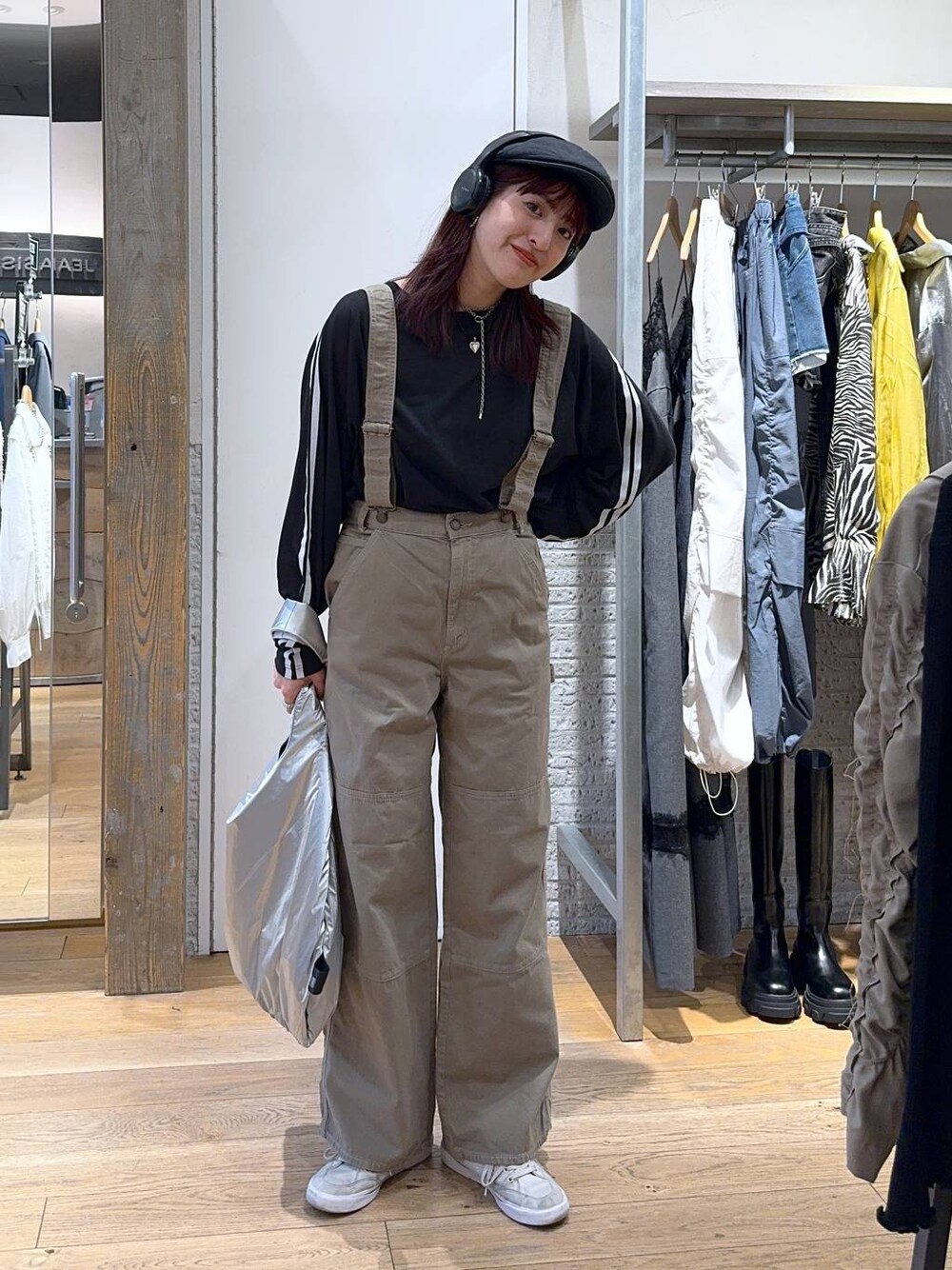 「スニーカー、ロンT、カジュアル、着痩せ・細見え、オーバーサイズ、テーマパーク、デート/ロマンティック、女子会、女子ウケ、ゆったり、ストリート、メガネ、春コーデ、ジーナシスト_JEANASIS、JEANASIS」｜「JEANASISのシアーテンジクラインロンTEE/975236（Tシャツ/カットソー、ブラック系）」を使った、AIKAさん（レディース・159cm）の春コーディネートの1枚目の写真