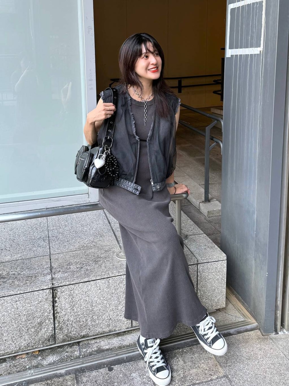 「カジュアル、着痩せ・細見え、オーバーサイズ、テーマパーク、デート/ロマンティック、女子会、女子ウケ、ゆったり、ストリート、メガネ、スニーカー、ワンピース、ベスト、夏コーデ、マタニティウェア」｜「JEANASISのBEADS CHARM/118539（キーホルダー、ブラック系）」を使った、AIKAさん（レディース・159cm）の夏コーディネートの1枚目の写真