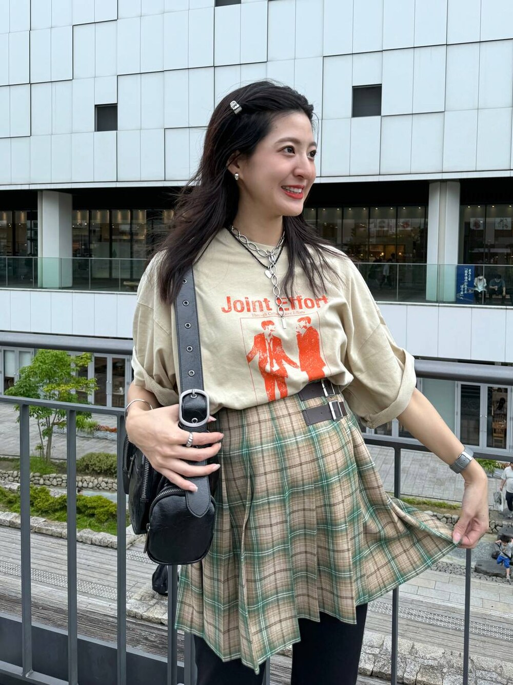 「スニーカー、ジーナシスト_JEANASIS、JEANASIS、スカート、ミニスカート、夏コーデ、マタニティウェア、Tシャツ、リラックス、カジュアル、着痩せ・細見え、オーバーサイズ、テーマパーク、デート/ロマンティック、女子会」｜「JEANASISのブリーチカコウリブパンツ/129796（スウェットパンツ、ブラック系）」を使った、AIKAさん（レディース・159cm）の夏コーディネートの1枚目の写真