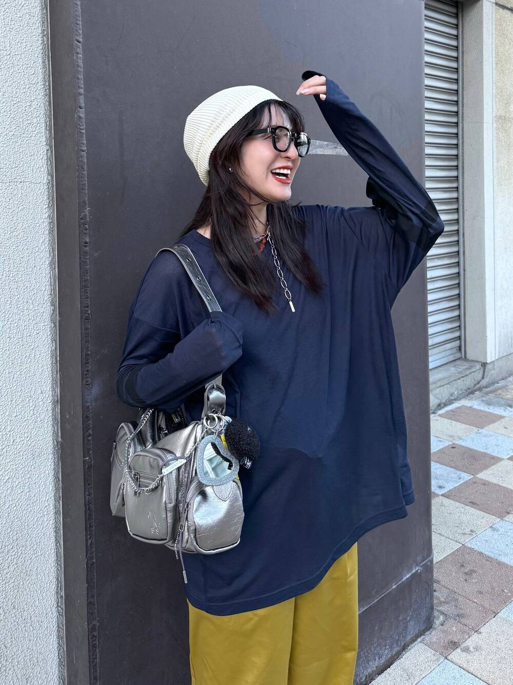 「カジュアル、着痩せ・細見え、オーバーサイズ、テーマパーク、デート/ロマンティック、女子会、女子ウケ、ゆったり、ストリート、メガネ、スニーカー、ジーナシスト_JEANASIS、JEANASIS、バッグ、ショルダーバッグ」｜「JEANASISの4ポケットワンショルダーBAG/131265（ショルダーバッグ、シルバー系）」を使った、AIKAさん（レディース・159cm）の夏コーディネートの1枚目の写真