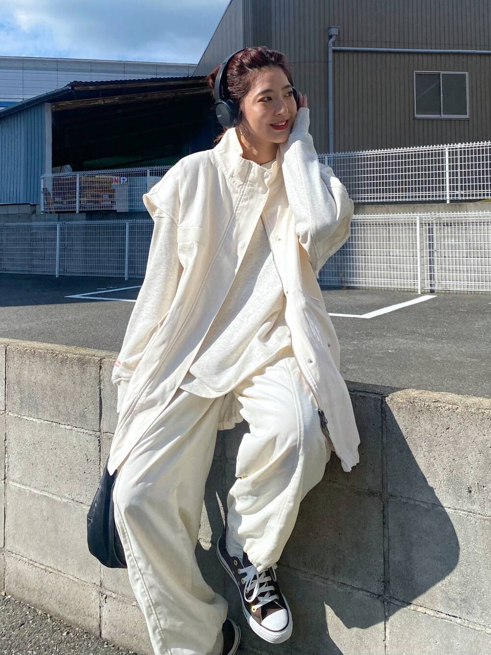 「カジュアル、着痩せ・細見え、オーバーサイズ、テーマパーク、デート/ロマンティック、女子会、女子ウケ、ゆったり、ストリート、メガネ、スニーカー、JEANASIS、ラフ、楽ちんコーデ、ベスト」｜「JEANASISのソデ2WAY M-65/264467（ミリタリージャケット、ホワイト系）」を使った、AIKAさん（レディース・159cm）の秋コーディネートの1枚目の写真