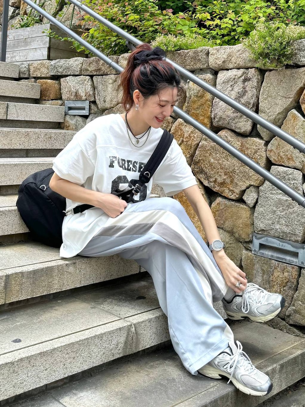 「カジュアル、着痩せ・細見え、オーバーサイズ、テーマパーク、デート/ロマンティック、女子会、女子ウケ、ゆったり、ストリート、メガネ、スニーカー、ジーナシスト_JEANASIS、JEANASIS、Tシャツ、ラフ」｜「JEANASISのナンバリングV BIG TEE/130565（Tシャツ/カットソー、ホワイト系）」を使った、AIKAさん（レディース・159cm）の夏コーディネートの1枚目の写真