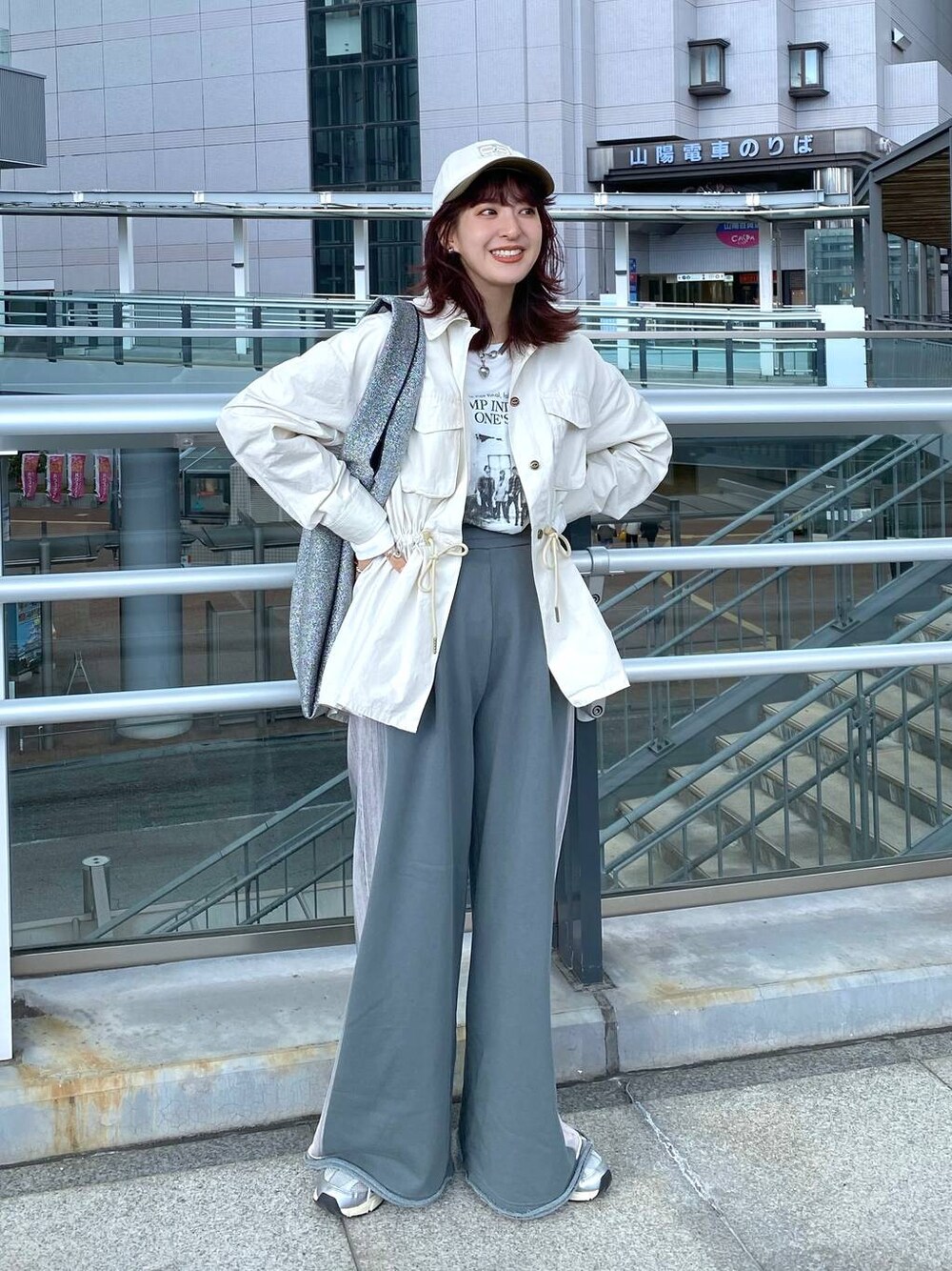 「カジュアル、着痩せ・細見え、オーバーサイズ、テーマパーク、デート/ロマンティック、女子会、女子ウケ、ゆったり、ストリート、メガネ、スニーカー、ジーナシスト_JEANASIS、JEANASIS、春コーデ、キャップ」｜「JEANASISのブリーチカコウウラケワイドパンツ/102666（スウェットパンツ、グレー系）」を使った、AIKAさん（レディース・159cm）の冬コーディネートの1枚目の写真
