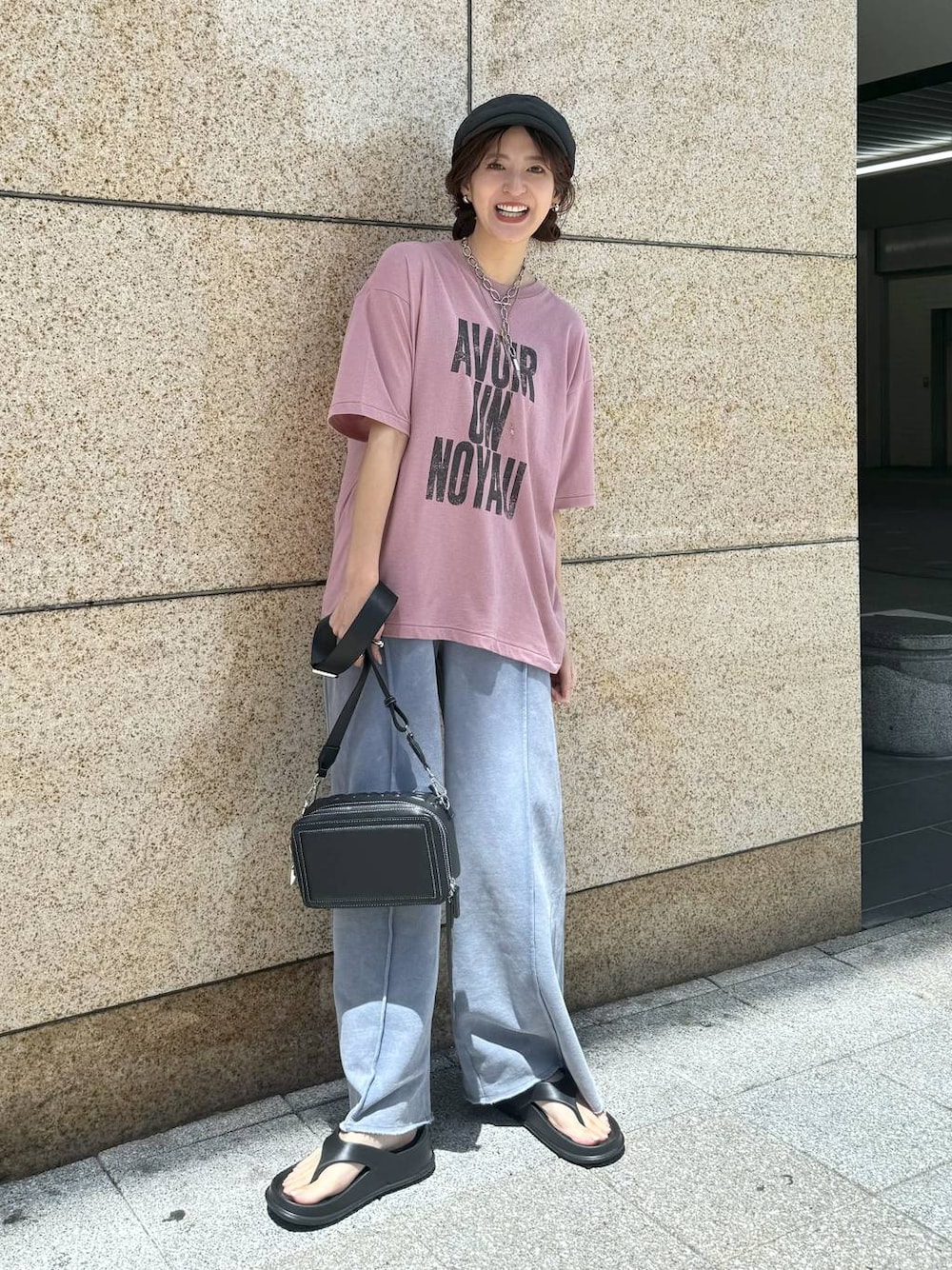 「カジュアル、着痩せ・細見え、オーバーサイズ、テーマパーク、デート/ロマンティック、女子会、女子ウケ、ゆったり、ストリート、メガネ、スニーカー、ジーナシスト_JEANASIS、JEANASIS、ラフ、楽ちんコーデ」｜「JEANASISのチャームツキミニショルダー/118758（ショルダーバッグ、ブラック系）」を使った、AIKAさん（レディース・159cm）の夏コーディネートの1枚目の写真