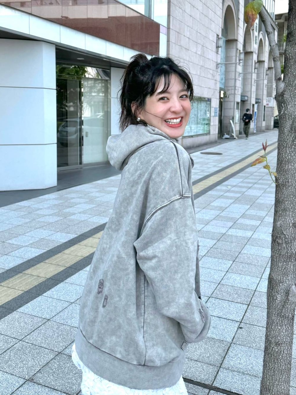 「カジュアル、着痩せ・細見え、オーバーサイズ、テーマパーク、デート/ロマンティック、女子会、女子ウケ、ミニスカート、マタニティウェア、ゆったり、ストリート、メガネ、スニーカー、フェミニン、ジーナシスト_JEANASIS」｜「JEANASISのラメリブニットパンツ/146389（その他パンツ、ブルー系）」を使った、AIKAさん（レディース・159cm）の秋コーディネートの1枚目の写真