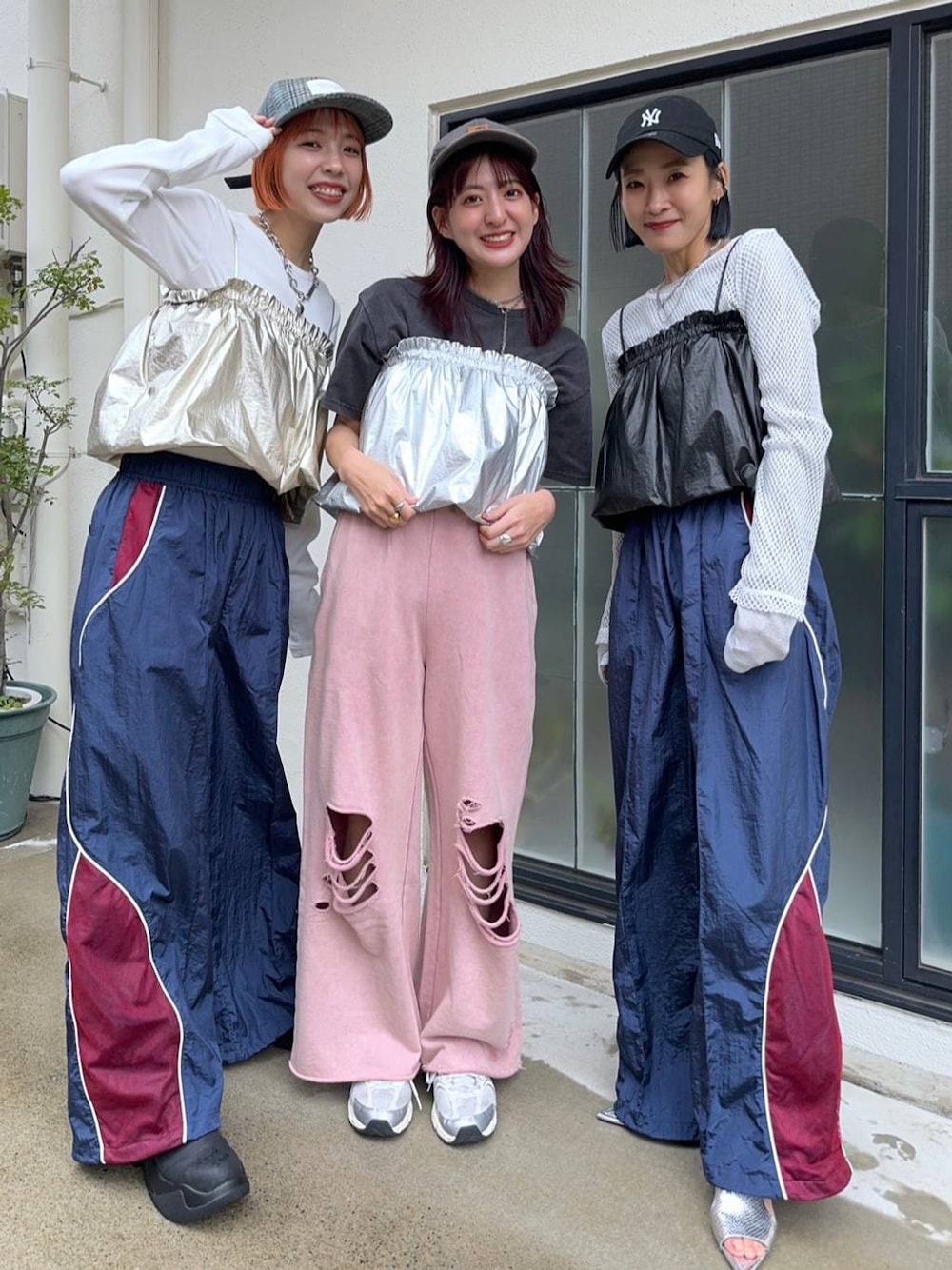 「カジュアル、着痩せ・細見え、オーバーサイズ、テーマパーク、デート/ロマンティック、女子会、女子ウケ、ゆったり、ストリート、メガネ、スニーカー、ジーナシスト_JEANASIS、JEANASIS、春コーデ、スポーティ」｜「JEANASISのメッシュキリカエトラックパンツ/108707（その他パンツ、ブルー系）」を使った、AIKAさん（レディース・159cm）の春コーディネートの1枚目の写真