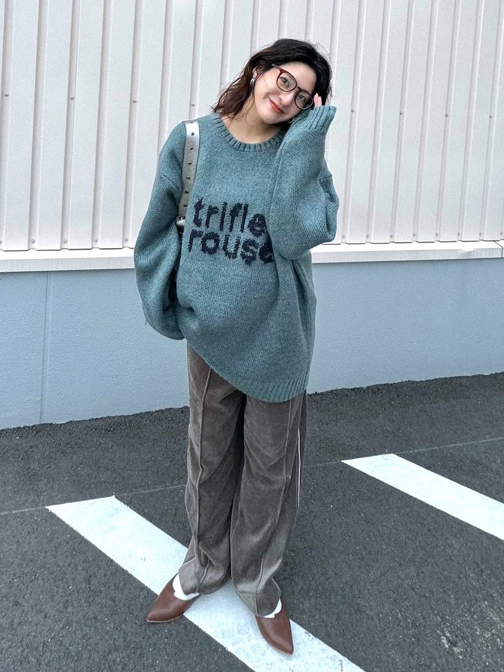「カジュアル、着痩せ・細見え、オーバーサイズ、テーマパーク、デート/ロマンティック、女子会、女子ウケ、ゆったり、ストリート、メガネ、スニーカー、ジーナシスト_JEANASIS、JEANASIS」｜「JEANASISの4ポケットワンショルダーBAG/131265（ショルダーバッグ、シルバー系）」を使った、AIKAさん（レディース・159cm）の秋コーディネートの1枚目の写真