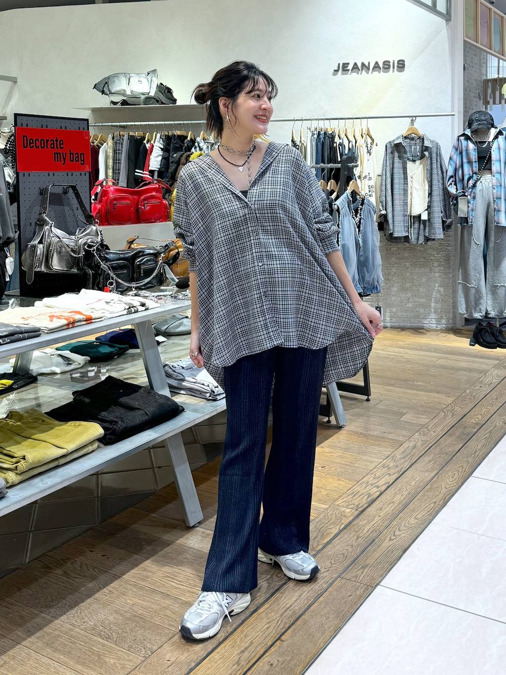 「スニーカー、カジュアル、着痩せ・細見え、オーバーサイズ、テーマパーク、デート/ロマンティック、女子会、女子ウケ、ゆったり、ストリート、メガネ、ジーナシスト_JEANASIS、JEANASIS、シャツ、チェック」｜「JEANASISのアソートチェックシャツLS/157636（シャツ/ブラウス、グレー系）」を使った、AIKAさん（レディース・159cm）の夏コーディネートの1枚目の写真