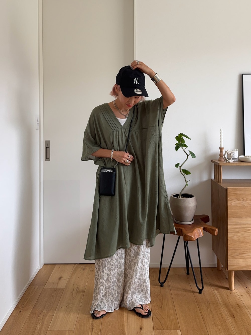 グリーン系のワンピース、ホワイト系のその他パンツを着用したレディースの夏コーディネートの1枚目の写真