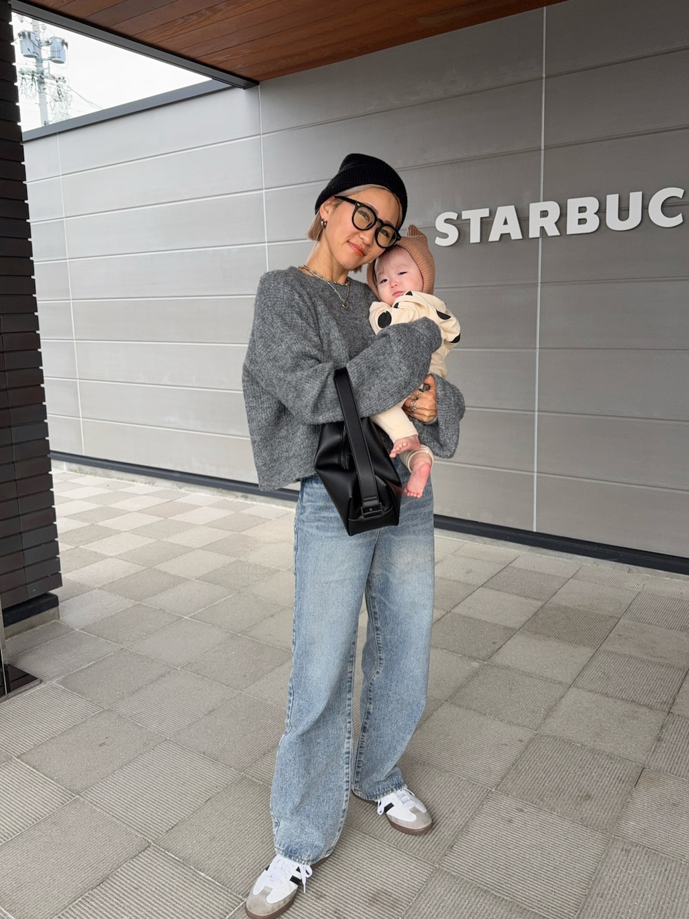 「プチプラ、ニット、ニットコーデ、大人カジュアル、ママコーデ、30代コーデ、158cm、骨格ナチュラル、冬コーデ、デニム、パンツスタイル、スニーカー、シンプルコーデ、ゆるコーデ、グレーコーデ」｜「coca（coca）のハイウエストデニムパンツ（デニムパンツ、ブルー系）」を使った、12anna23さん（レディース・158cm）の冬コーディネートの1枚目の写真