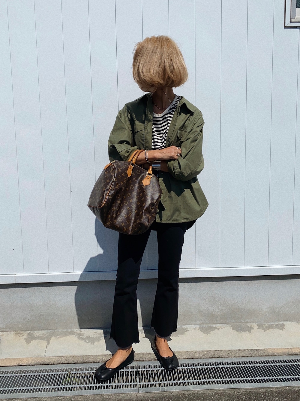 ブラック系のデニムパンツ、ブラック系のパンプス、その他のTシャツ/カットソーを着用したレディースの秋コーディネートの1枚目の写真