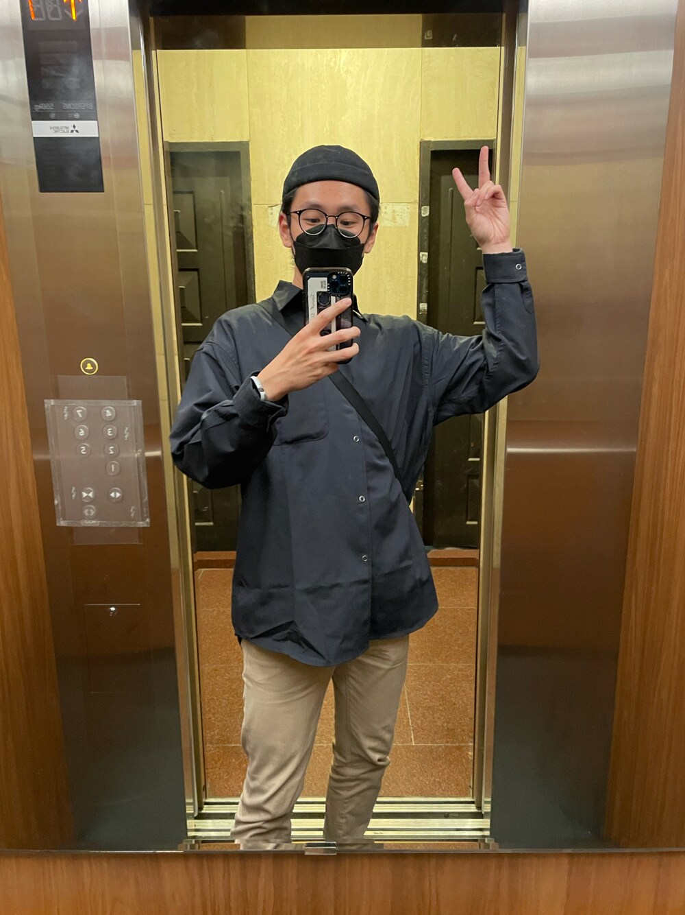 「ootd、冬、電梯穿搭」｜「coenのオックスフォードレギュラーカラーシャツ(ブラック、ネイビー)（シャツ/ブラウス、ブラック系）」を使った、Frankさん（メンズ・176cm）の冬コーディネートの1枚目の写真