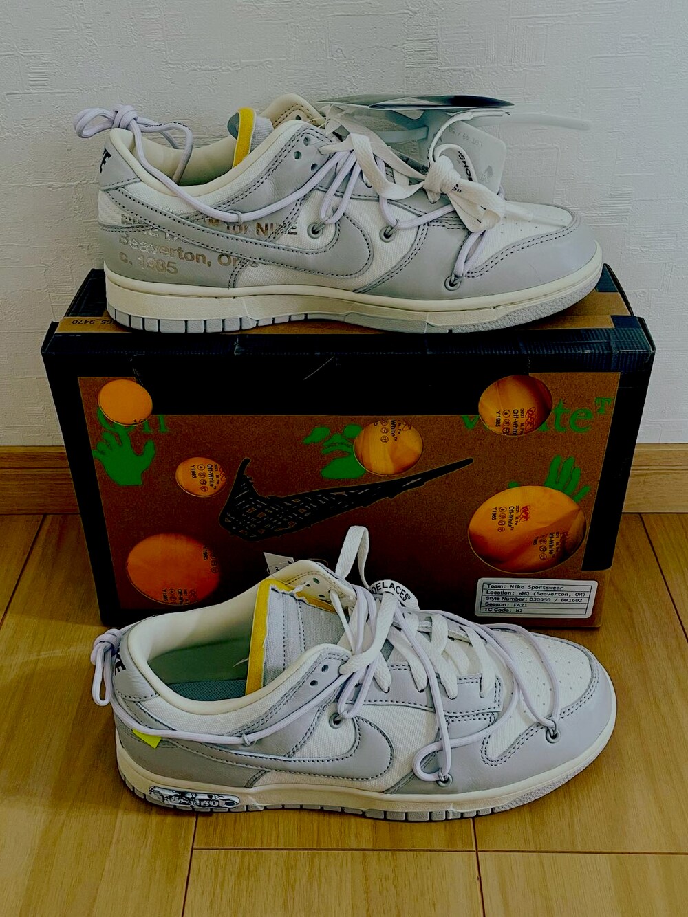 「スニーカー、スニーカーコーデ、NIKE、dunk、OFF-WHITE、ナイキ、シンプル、おしゃれさんと繋がりたい」｜「NIKEのアイテム（スニーカー、グレー系）」を使った、TOMOさん（メンズ・165cm）の秋コーディネートの1枚目の写真