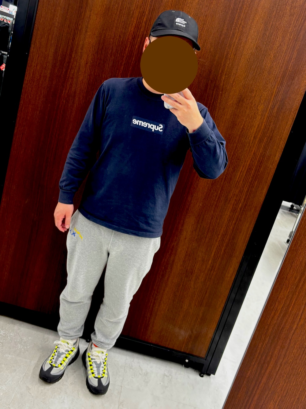 「airmax95、スニーカー、スウェット、ロンT、supreme、THE NORTH FACE、休日スタイル、シンプルコーデ、大人カジュアル、ユニクロ、UNIQLO、スニーカーコーデ」｜「NIKEのアイテム（スニーカー、グレー系）」を使った、TOMOさん（メンズ・165cm）の春コーディネートの1枚目の写真