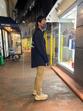 「surt（サート）のアイテム（チノパンツ）」を使った、Renさん（メンズ・182cm）の春コーディネート