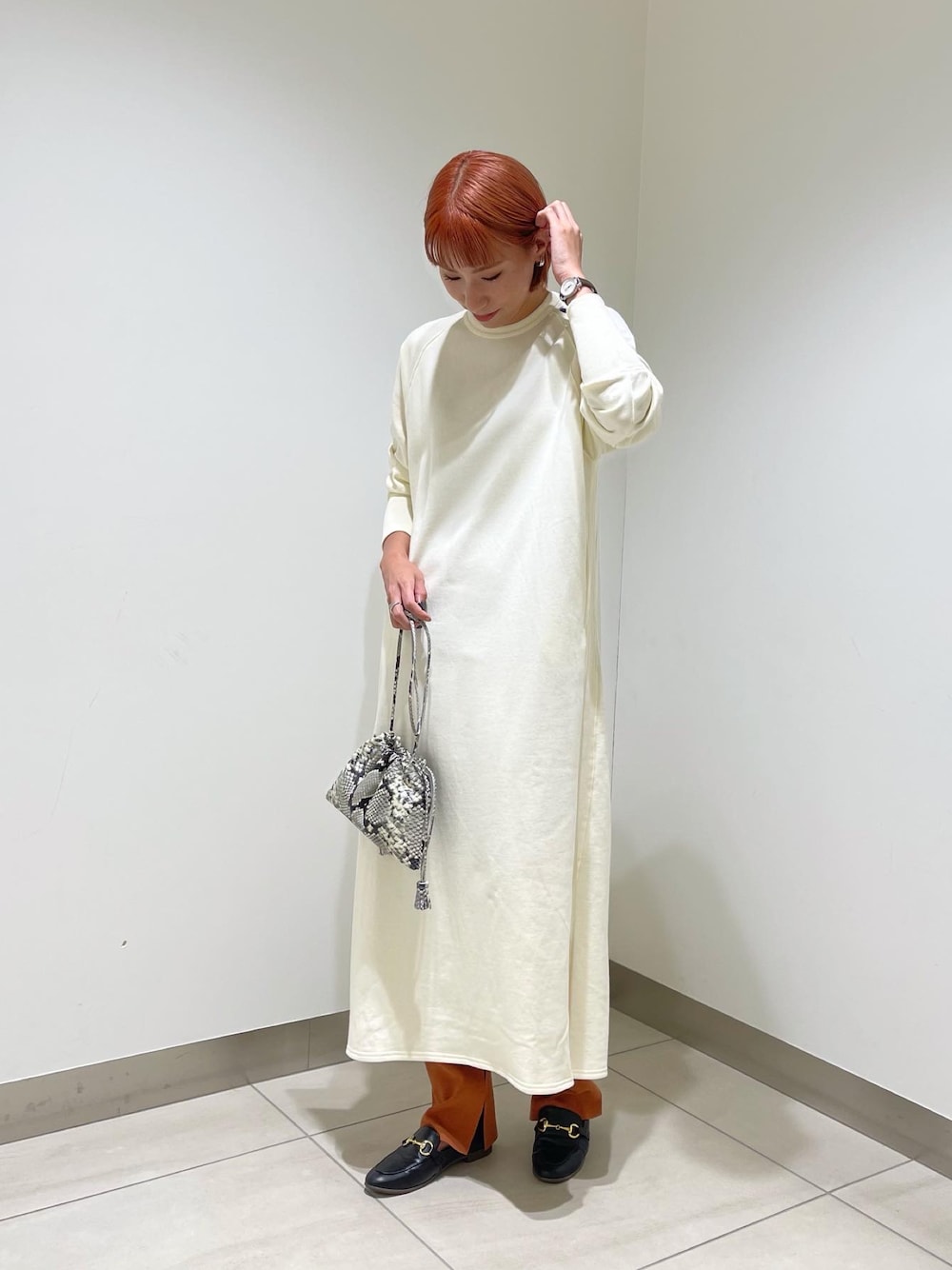 「ワンピース、レイヤードスタイル、ニットパンツ、ナノユニバース、nano・universe、beaure、カジュアルコーデ、ナノユニバース(nano･universe)、nanouniverse、フルーツオブザルーム」｜「FRUIT OF THE LOOMのFRUIT OF THE LOOM/別注スウェットワンピース 長袖（ワンピース、ベージュ系）」を使った、nano・universe 札幌ステラプレイス STAFFさん（レディース・164cm）の秋コーディネートの1枚目の写真