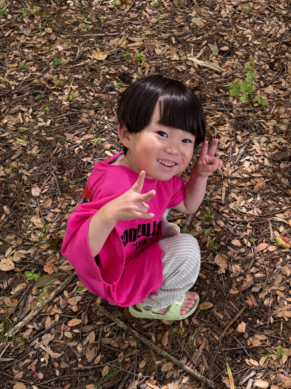 「最近のいい感じコーデ、キッズコーデ、男の子、ネオンカラー、ピンク、ゴジラ、BREEZE、apres les cours、サンダル」｜「BREEZEの【ゴジラxコング 新たなる帝国】転写ワイドTシャツ（Tシャツ/カットソー、ピンク系）」を使った、そらひなさん（キッズ・70cm）の春コーディネートの1枚目の写真