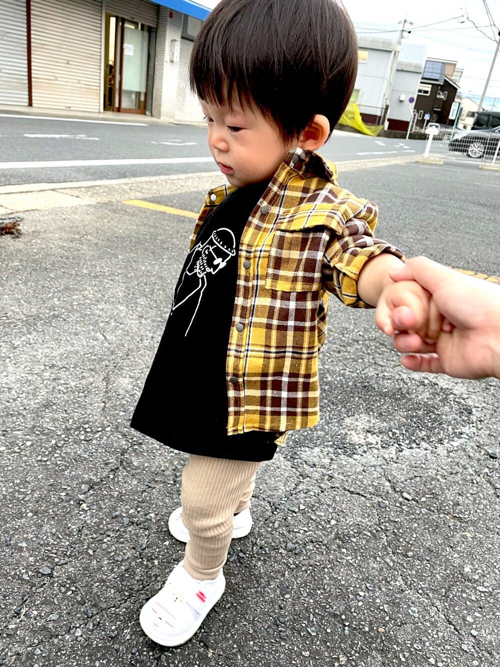 「チェックシャツ、マスタード、キッズコーデ、秋服、男の子コーデ、petit main、レギンス男子」｜「petit mainの【リンク】チェックシャツ（シャツ/ブラウス、イエロー系）」を使った、そらひなさん（キッズ・70cm）の秋コーディネートの1枚目の写真