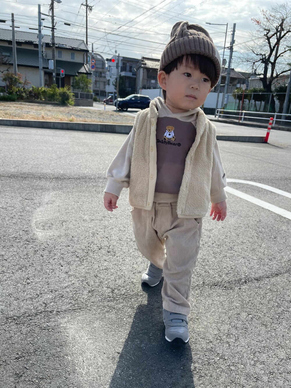 「キッズコーデ、秋コーデ、カジュアルコーデ、キッズファッション、男の子コーデ、2歳、ニット帽コーデ、ベストコーデ、西松屋、UNIQLO、バースデイ、ニューバランス」｜「西松屋のアイテム（ニットキャップ/ビーニー、ブラウン系）」を使った、そらひなさん（キッズ・80cm）の秋コーディネートの1枚目の写真