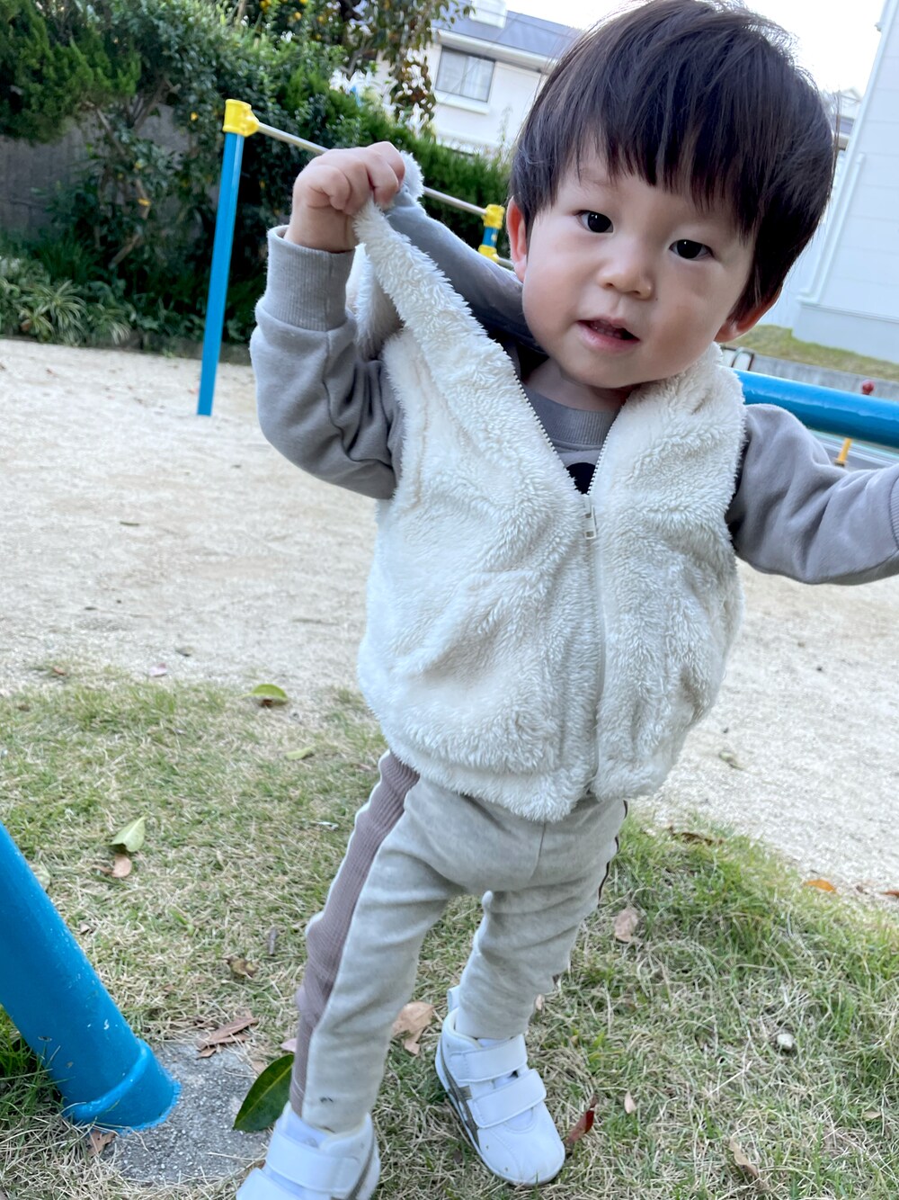 「カジュアル、キッズコーデ、ディズニー、男の子コーデ、asics、秋コーデ、devirock、おやこーで。、親子コーデ、フリースベスト」｜「devirockのディズニー ミッキー柄裏毛トレーナー（スウェット、グレー系）」を使った、そらひなさん（キッズ・70cm）の秋コーディネートの1枚目の写真
