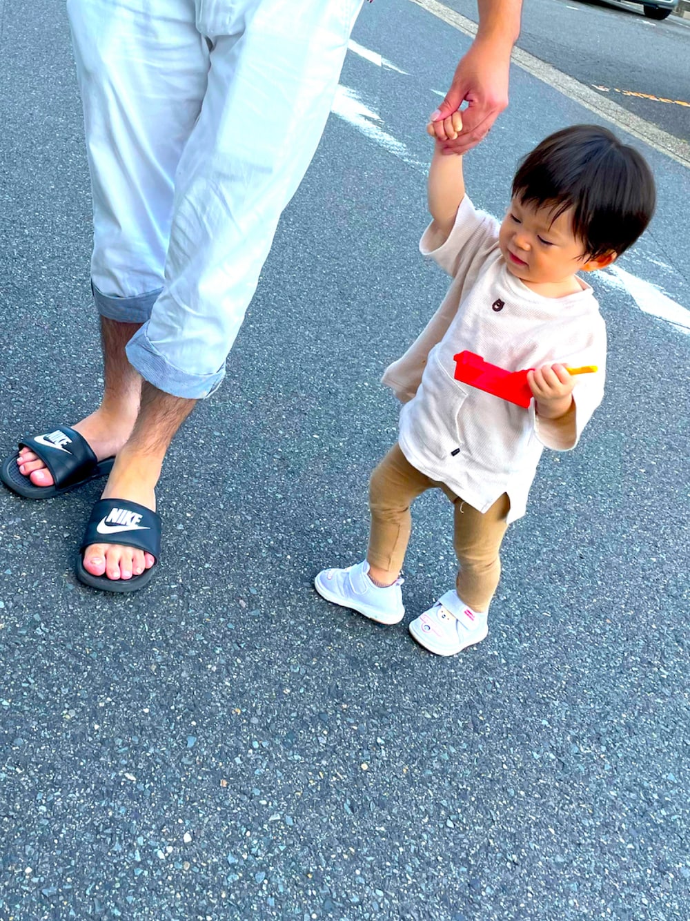 「カジュアル、オーバーサイズ、キッズコーデ、男の子、くまさん、POLO、バースデイ、よちよち歩き、よちよちコーデ」｜「楽天のアイテム（スニーカー、グレー系）」を使った、そらひなさん（キッズ・70cm）の秋コーディネートの1枚目の写真