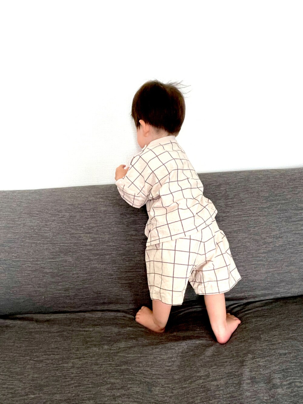 「シンプルコーデ、セットアップ、夏コーデ、男の子、1歳3カ月、80cm、チェック柄、ウィンドウペン」｜「赤ちゃん本舗のアイテム（Tシャツ/カットソー、ホワイト系）」を使った、そらひなさん（キッズ・70cm）の夏コーディネートの1枚目の写真