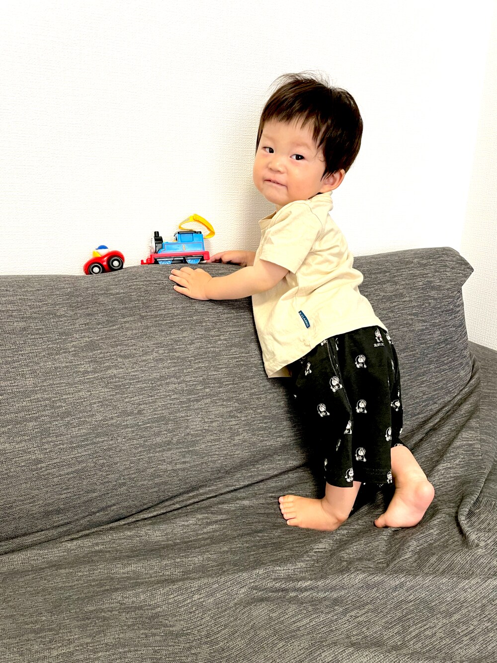 「夏コーデ、キッズコーデ、ドラえもん、西松屋、ハーフパンツ、むすこーで、シンプル、カジュアルコーデ、男の子」｜「西松屋のアイテム（Tシャツ/カットソー、ベージュ系）」を使った、そらひなさん（キッズ・70cm）の夏コーディネートの1枚目の写真