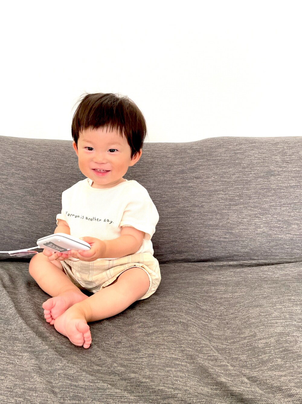 「白Tシャツ、かぼちゃパンツ、チェック柄、男の子、夏コーデ、キッズコーデ、おしゃれさんと繋がりたい」｜「Birthdayのアイテム（Tシャツ/カットソー、ホワイト系）」を使った、そらひなさん（キッズ・70cm）の夏コーディネートの1枚目の写真