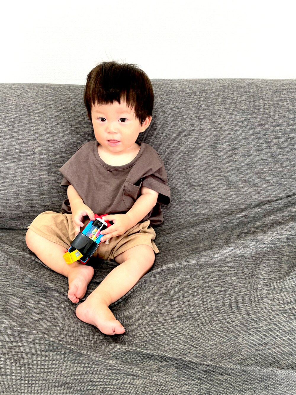 「スリーコインズ、300coins、夏コーデ、男の子、ブラウン、胸ポケット、ショートパンツ、キッズコーデ、プチプラ」｜「300COINSのアイテム（Tシャツ/カットソー、ブラウン系）」を使った、そらひなさん（キッズ・70cm）の夏コーディネートの1枚目の写真