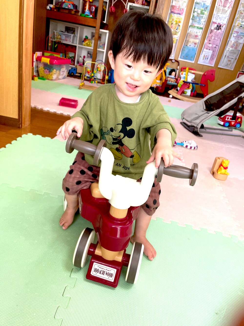 「ミッキー、カーキ、disney、ドット柄、ディズニー、mickey、男の子コーデ、キッズファッション、おしゃれさんと繋がりたい」｜「F.O.KIDSのディズニーキャラクター ワンマイルウェア（ルームウェア/パジャマ、グリーン系）」を使った、そらひなさん（キッズ・70cm）の秋コーディネートの1枚目の写真