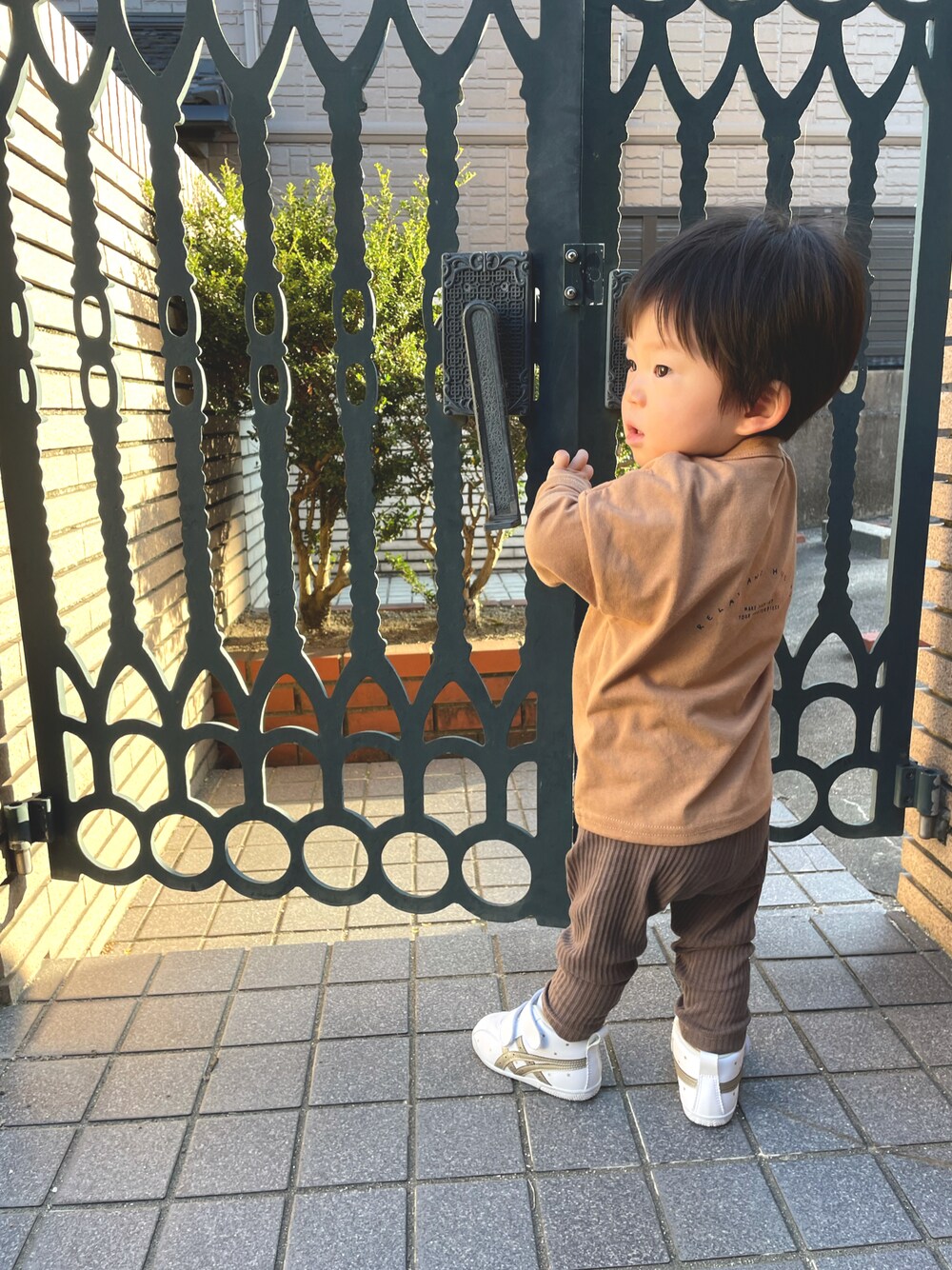 「キッズコーデ、男の子コーデ、秋のコーデ、プチプラ、西松屋、asics、スニーカー」｜「ASICSのasics アシックス ファブレファーストSL3 (12-135) TUF123 0195 ホワイト/CPGL（スニーカー、ホワイト系）」を使った、そらひなさん（キッズ・70cm）の秋コーディネートの1枚目の写真
