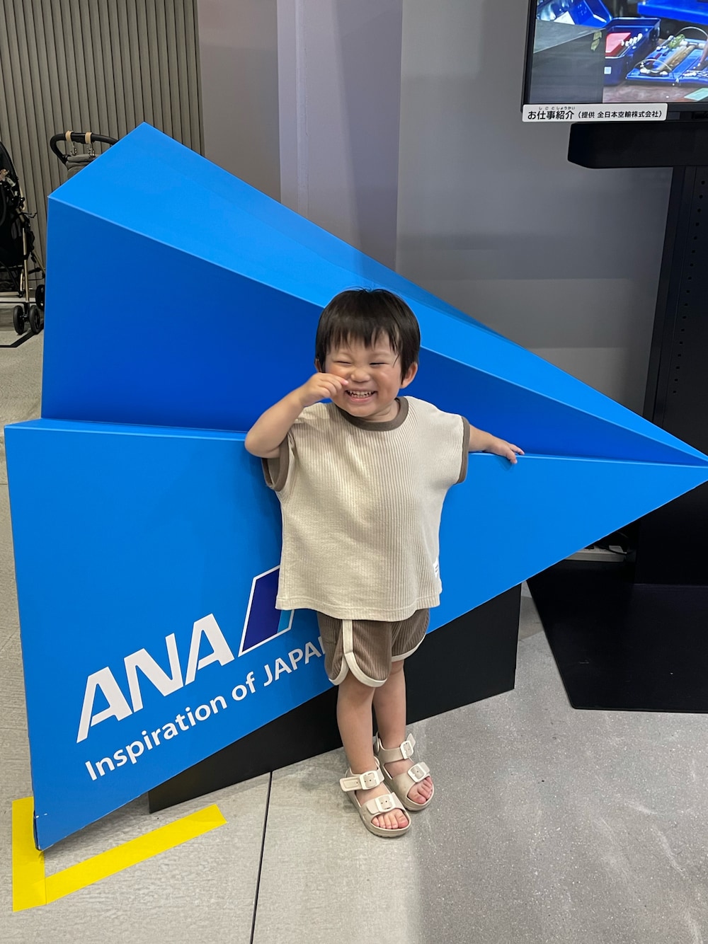 「夏コーデ、休日スタイル、キッズコーデ、男の子コーデ、3歳、セットアップ、pairmanon、サンダル、BREEZE」｜「pairmanonの【ふんわりワッフル】選べるデザイン セットアップ（セットアップ、ベージュ系）」を使った、そらひなさん（キッズ・80cm）の夏コーディネートの1枚目の写真