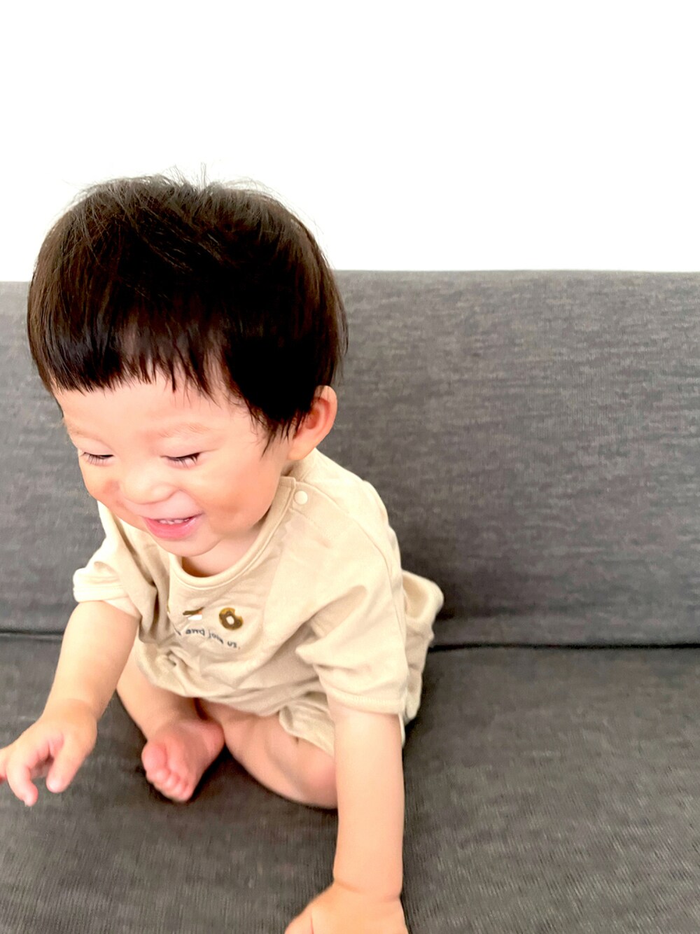 「ワントーンコーデ、セットアップ、赤ちゃん本舗、ベージュ、キッズコーデ、男の子、ラクチンコーデ」｜「赤ちゃん本舗のアイテム（スウェットパンツ、ベージュ系）」を使った、そらひなさん（キッズ・70cm）の夏コーディネートの1枚目の写真