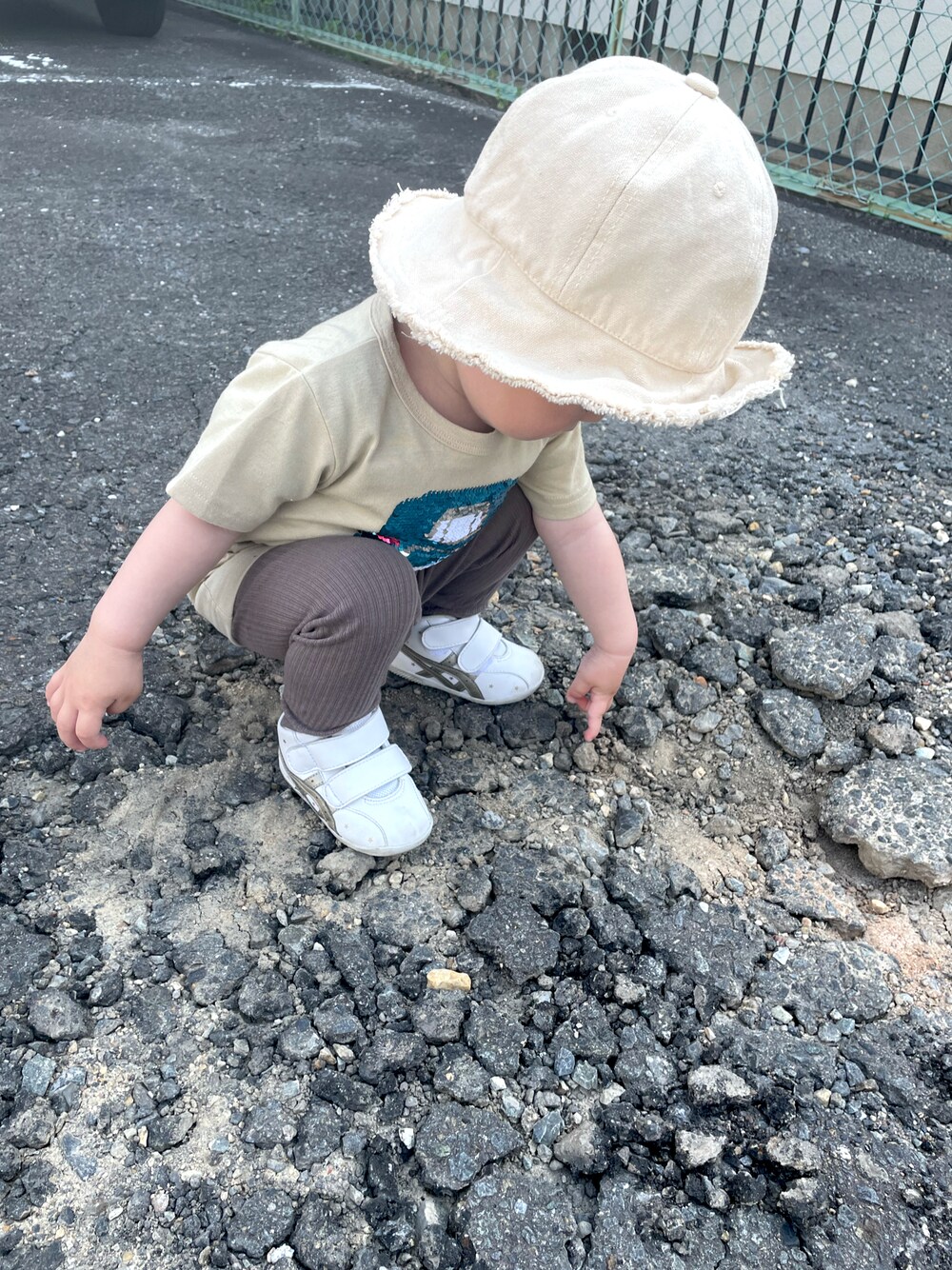 「シンプルコーデ、キッズコーデ、男の子コーデ、バケットハット、2歳、asics、新幹線、おしゃれさんと繋がりたい」｜「楽天のアイテム（ハット、ベージュ系）」を使った、そらひなさん（キッズ・80cm）の春コーディネートの1枚目の写真
