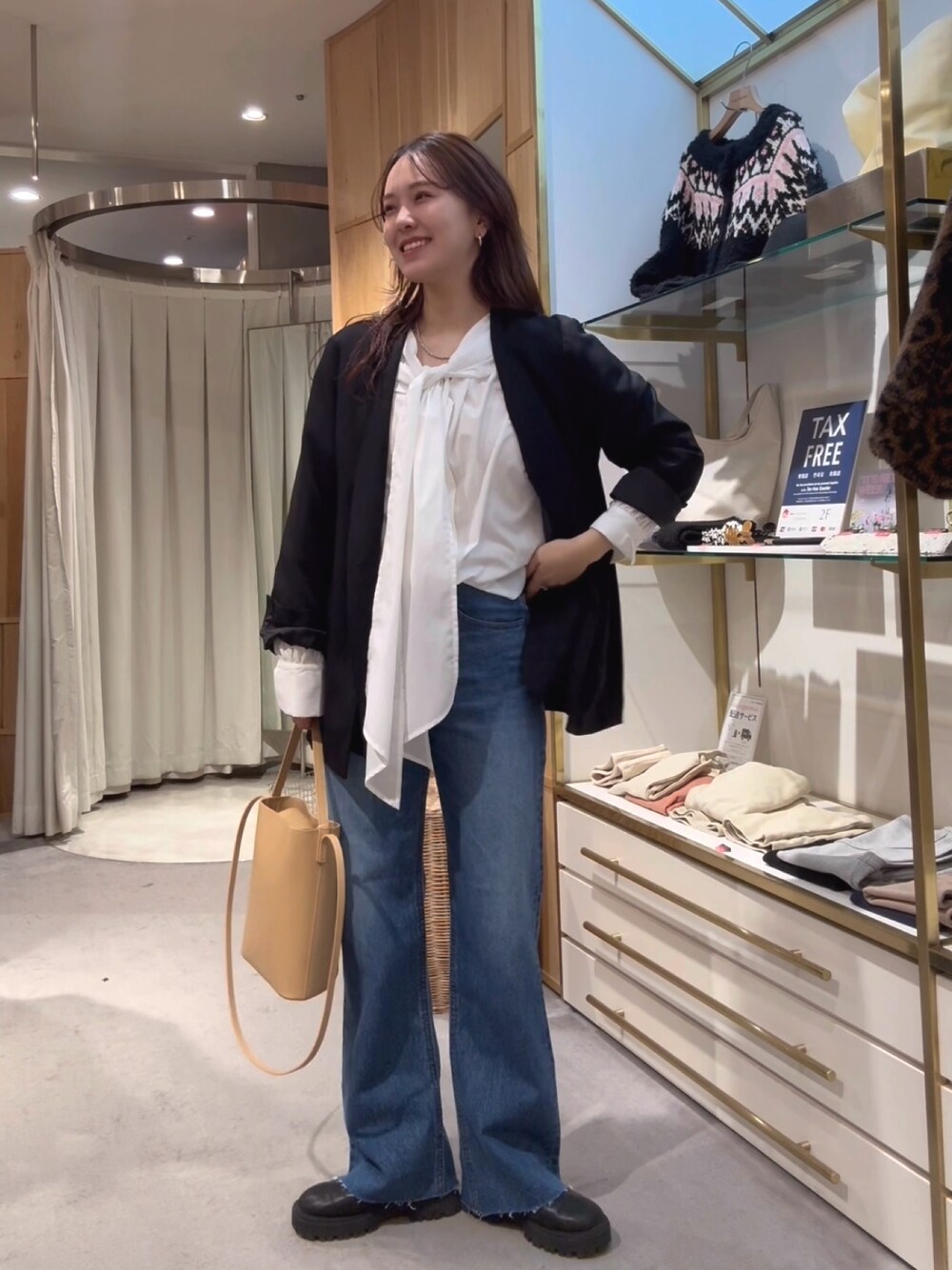 「大人女子、キレイめカジュアル、デニム、デニムパンツ、リボンブラウス、ボウタイブラウス、ジャケットスタイル、ジャケット、春服、春コーデ、シンプルスタイル、今日のコーデ、パンツスタイル」｜「SHENERYの【2WAY仕様/1枚で主役級】2WAYボウタイブラウス（シャツ/ブラウス、ホワイト系）」を使った、Chisato Tagamiさん（レディース・162cm）の冬コーディネートの1枚目の写真