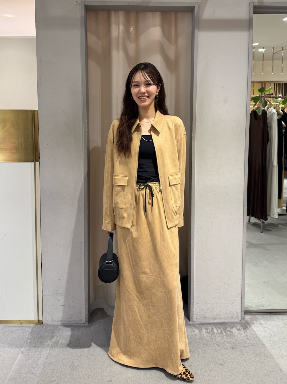 「韓国ファッション、きれいめカジュアル、ブルゾン、セットアップ、セットアップスタイル、秋服準備はじめました、お出かけコーデ、秋服コーデ、秋カラー、キレイめカジュアル、オトナカジュアル、着回しコーデ、いいね、save、フォローお願いします🤑、カジュアル、カジュアルコーデ」｜「SHENERYの《セットアイテム》フェイクスウェードスカート（スカート、ベージュ系）」を使った、Chisato Tagamiさん（骨格ウェーブ・レディース・163cm）の秋コーディネートの1枚目の写真