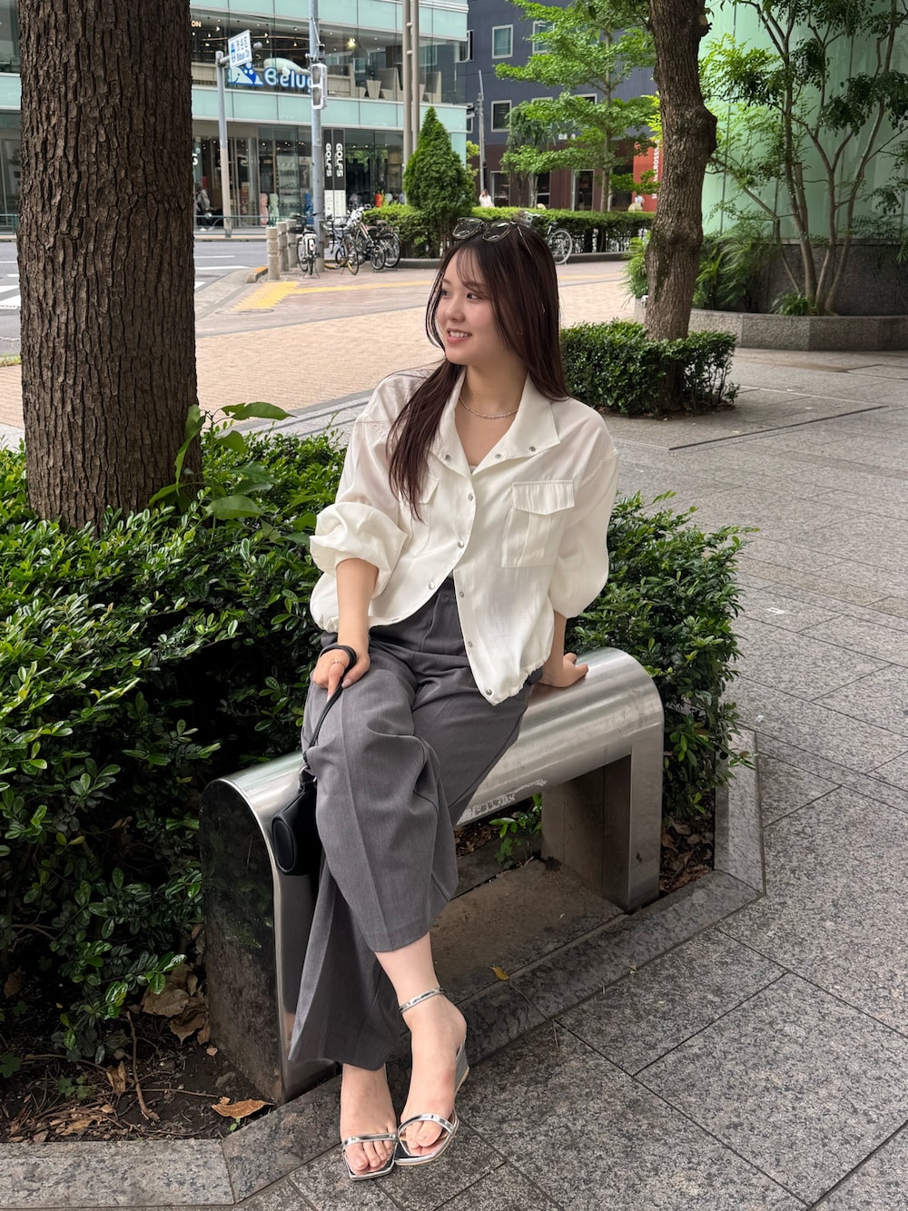 「大人かわいい、ラフコーデ、夏コーデ、おしゃれさんと繋がりたい、大人カジュアルコーデ、シャツスタイル、サンダル、白シャツ、グレー、ゆるコーデ、ootd、最近のいい感じコーデ、パンツスタイル、パンツコーデ、パンツ」｜「SHENERYの《程よい透け感》シアーブルゾン（ブルゾン、ホワイト系）」を使った、Chisato Tagamiさん（骨格ウェーブ・レディース・163cm）の夏コーディネートの1枚目の写真