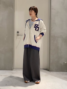 「SOUNDSGOOOOD（サウンズグッド）の【SOUNDS GOOOOD】サガラ刺繍パーカー（パーカー、グレー系）」を使った、ささきともみさん（レディース・158cm）の春コーディネート